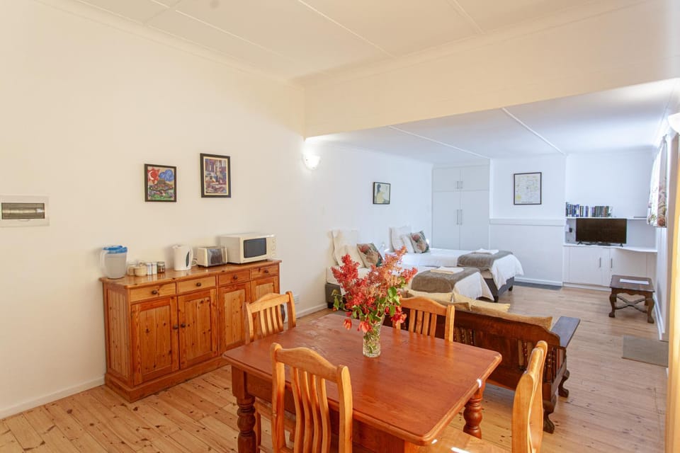 Bed, TV and multimedia, Living room, Photo of the whole room, Seating area, Bedroom