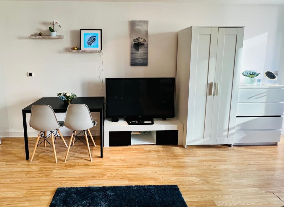 Modern Canary studio- Wifi Apartment in London