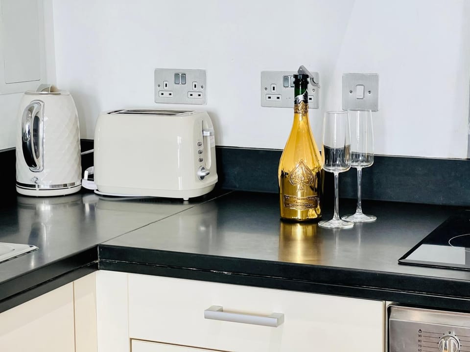 Modern Canary studio- Wifi Apartment in London