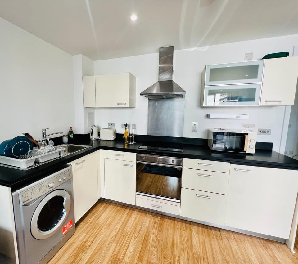 Modern Canary studio- Wifi Apartment in London