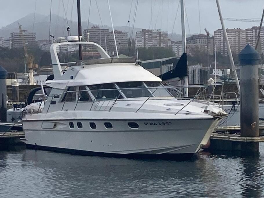 El yate de las luces Docked boat in Vigo