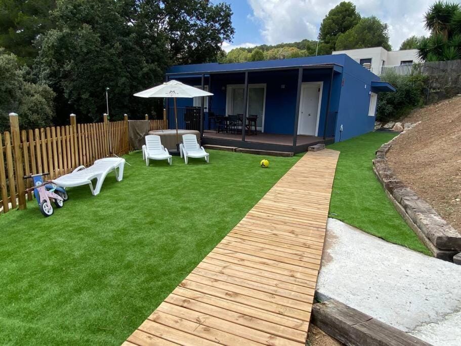 Property building, Garden, Garden view, sunbed