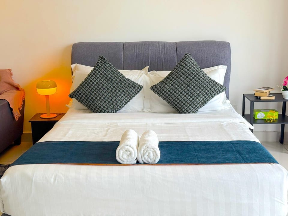 Photo of the whole room, Bedroom, towels
