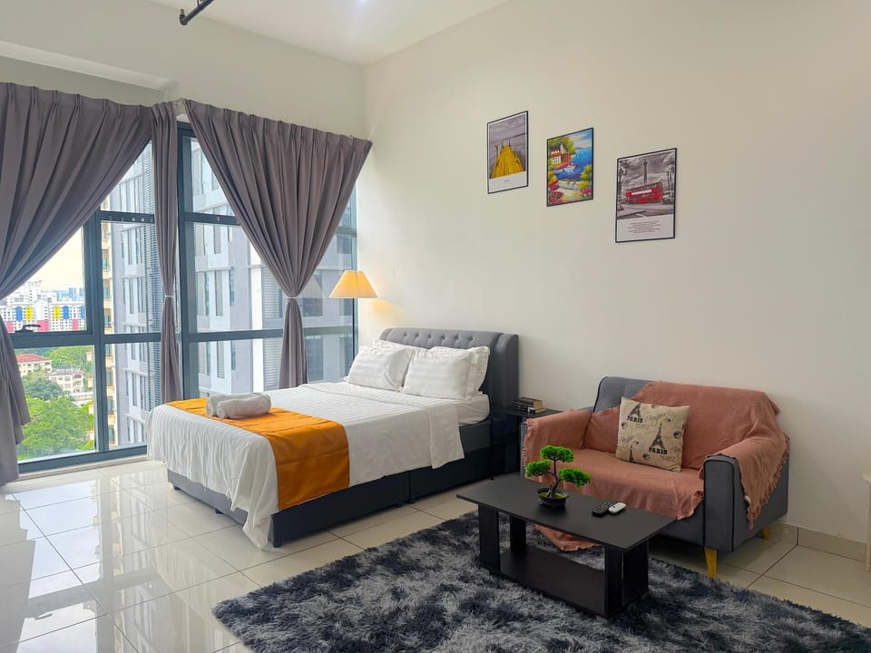 Bed, Photo of the whole room, Seating area, Bedroom
