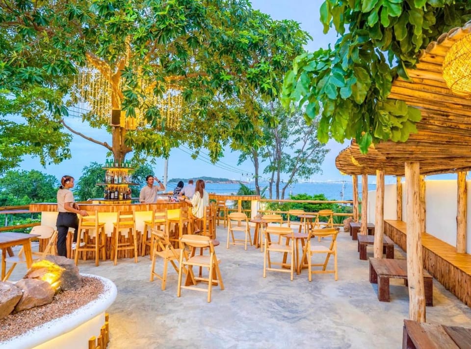 Restaurant/places to eat, Evening entertainment