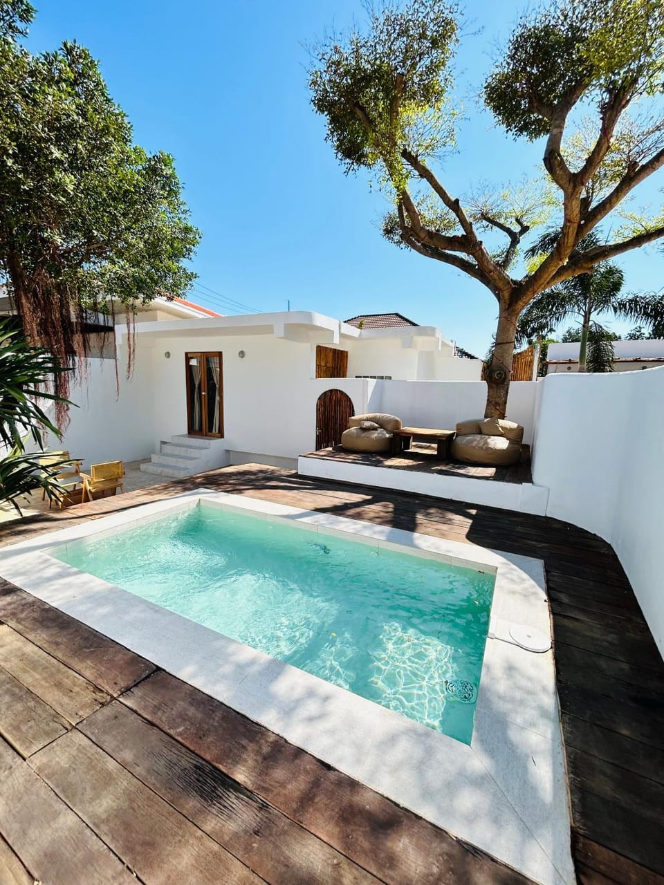 Property building, Patio, Day, Pool view, Swimming pool, Swimming pool, sunbed