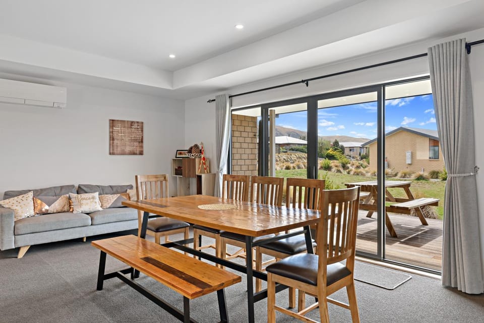 Seating area, Dining area