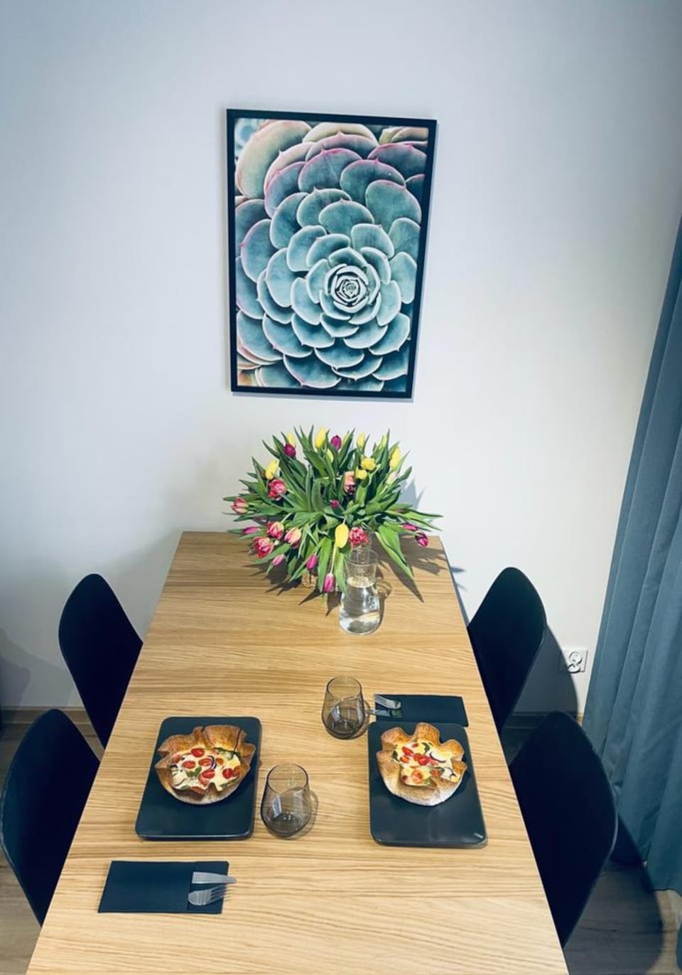 View (from property/room), Food and drinks, Decorative detail, Dining area, Food, Lunch, Dinner