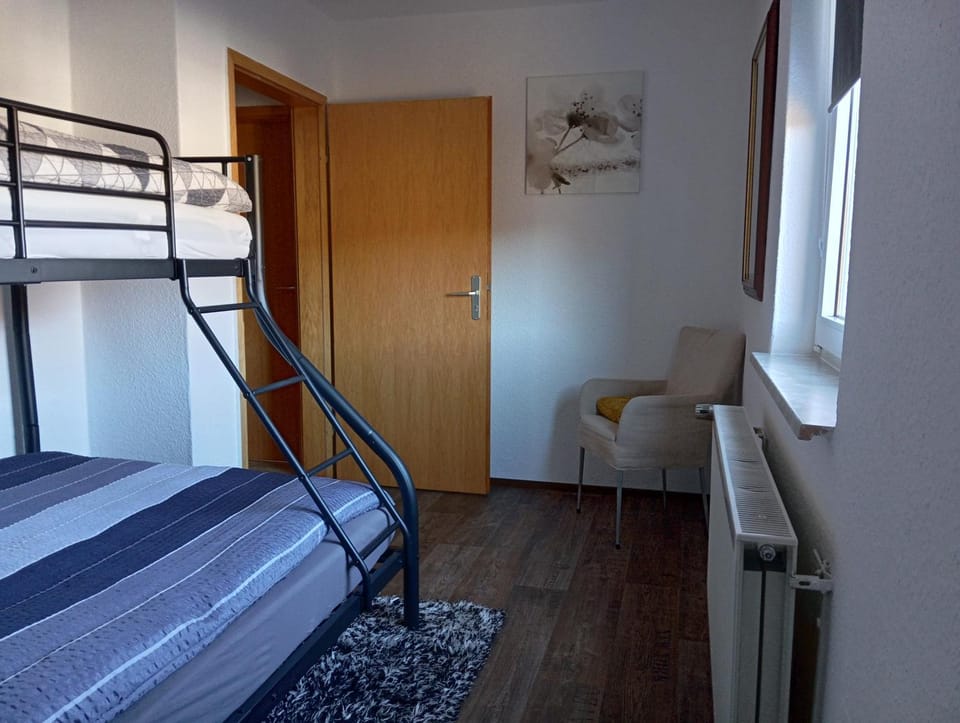 Bedroom, bunk bed