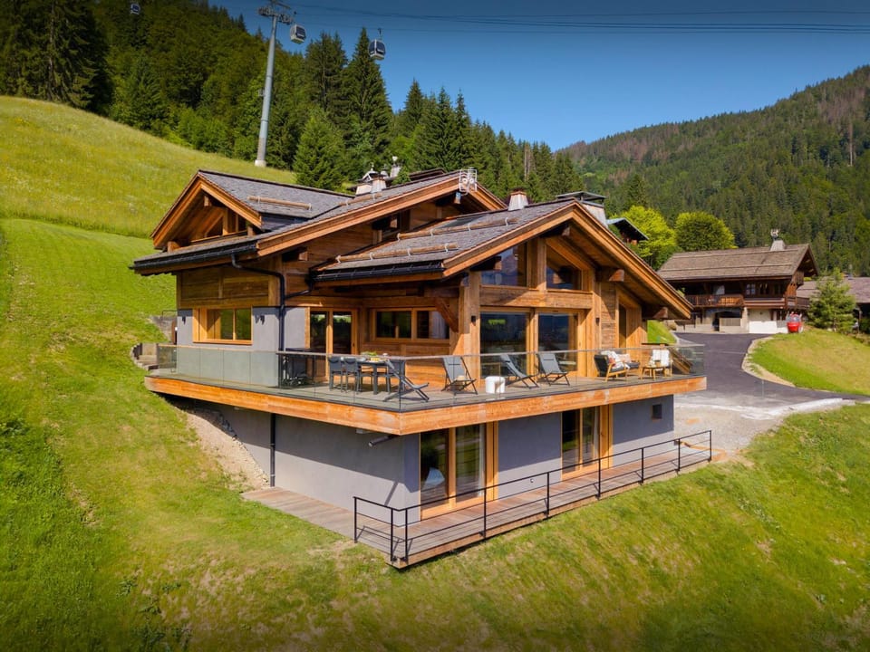 Property building, Day, Natural landscape, Summer, Mountain view