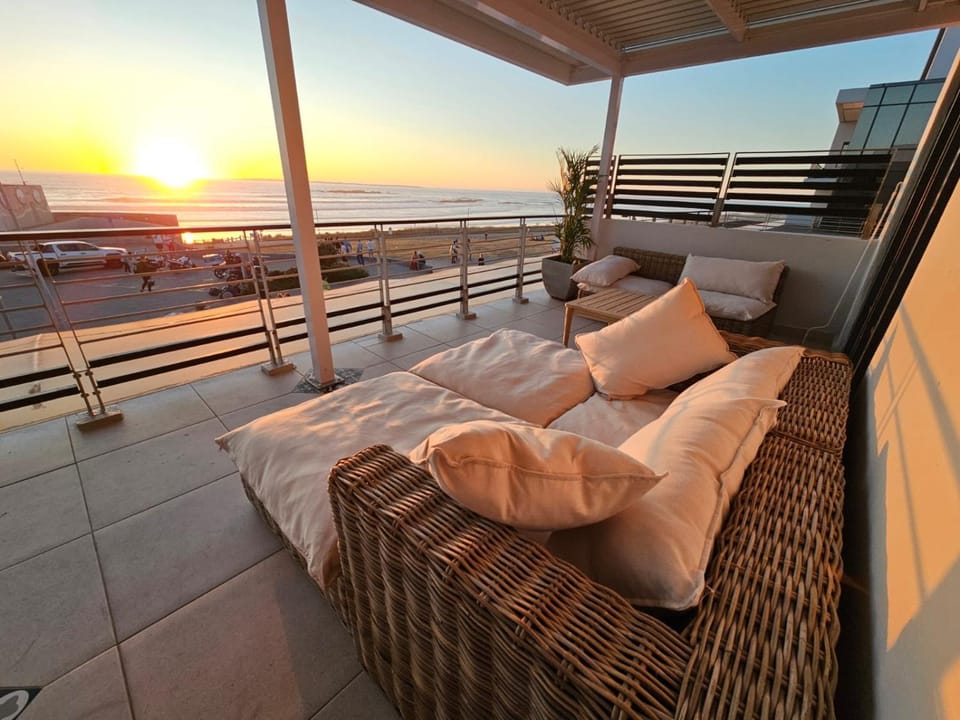 Patio, View (from property/room), Balcony/Terrace, Seating area, Sea view, Sunset