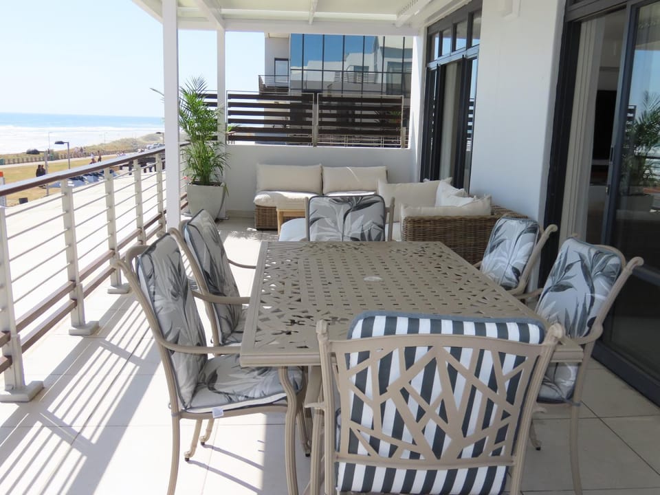Patio, View (from property/room), Balcony/Terrace, Seating area, Dining area, Sea view