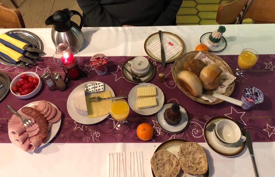 Restaurant/places to eat, Breakfast, Continental breakfast