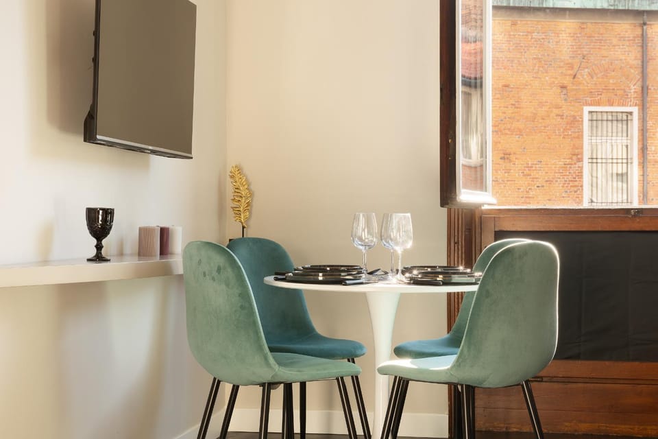 TV and multimedia, Living room, Seating area, Dining area