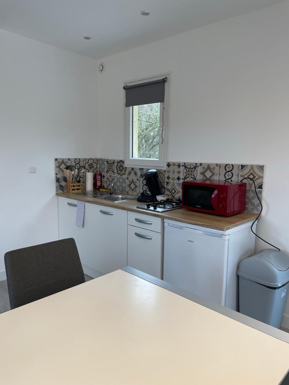 minibar, stove