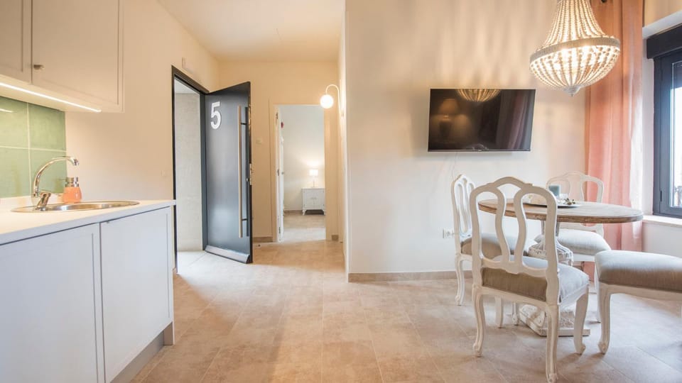 TV and multimedia, Kitchen or kitchenette, Living room, Seating area, Dining area
