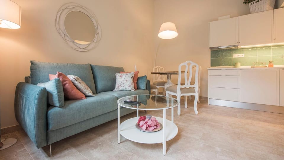 Kitchen or kitchenette, Living room, Seating area, Dining area