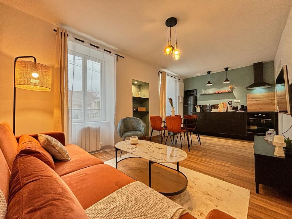 Kitchen or kitchenette, Living room, Seating area, Dining area