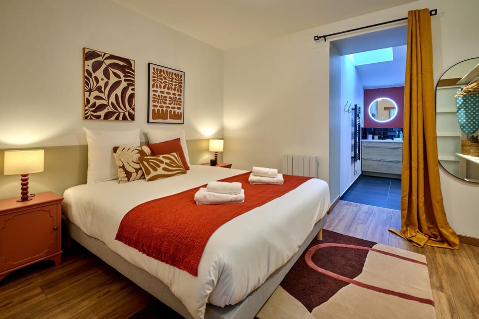 Bed, Photo of the whole room, Bedroom, towels