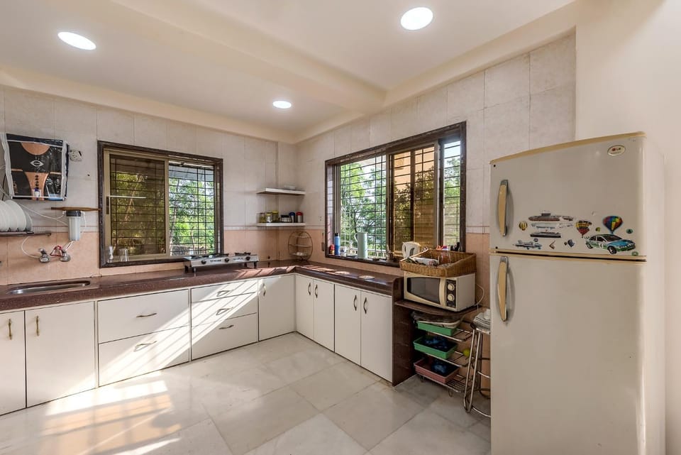 Kitchen or kitchenette, minibar, kitchen
