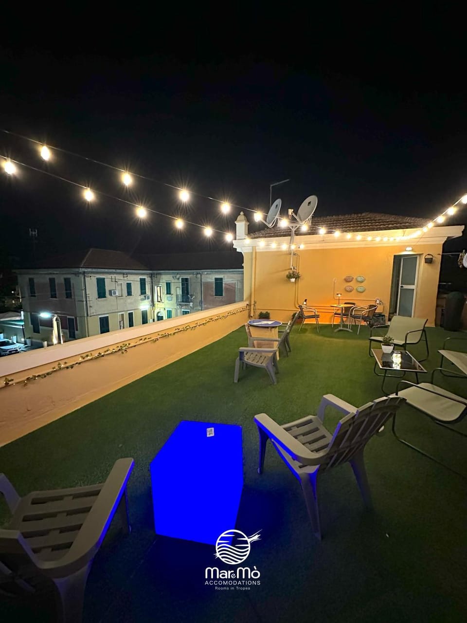Patio, Night, sunbed
