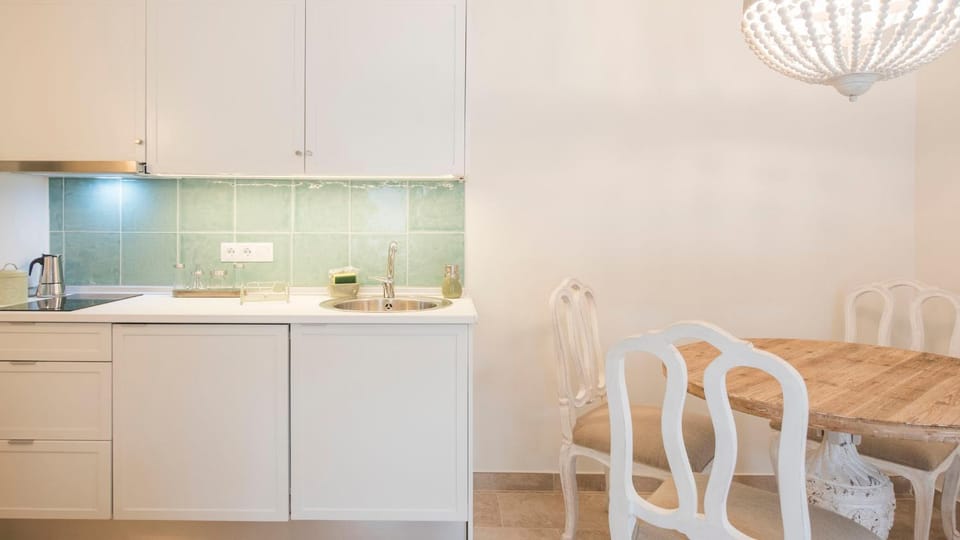 Kitchen or kitchenette, Dining area, stove