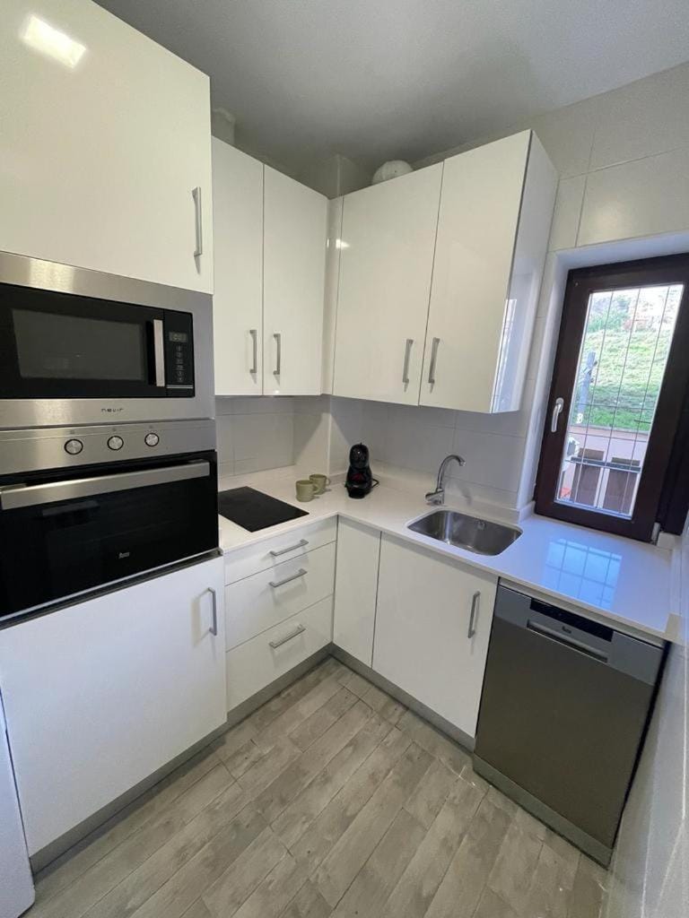 Coffee/tea facilities, Kitchen or kitchenette, minibar, stove