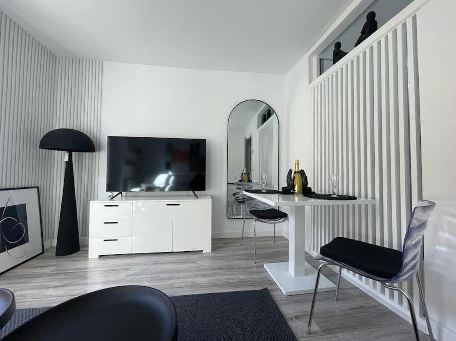 TV and multimedia, Living room, Seating area