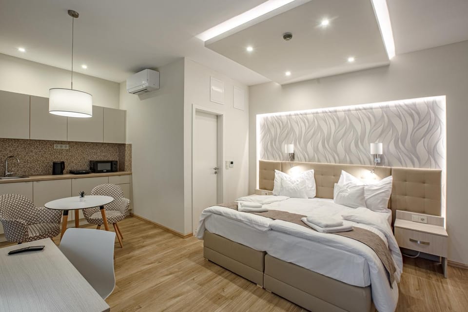 Kitchen or kitchenette, Bedroom, minibar