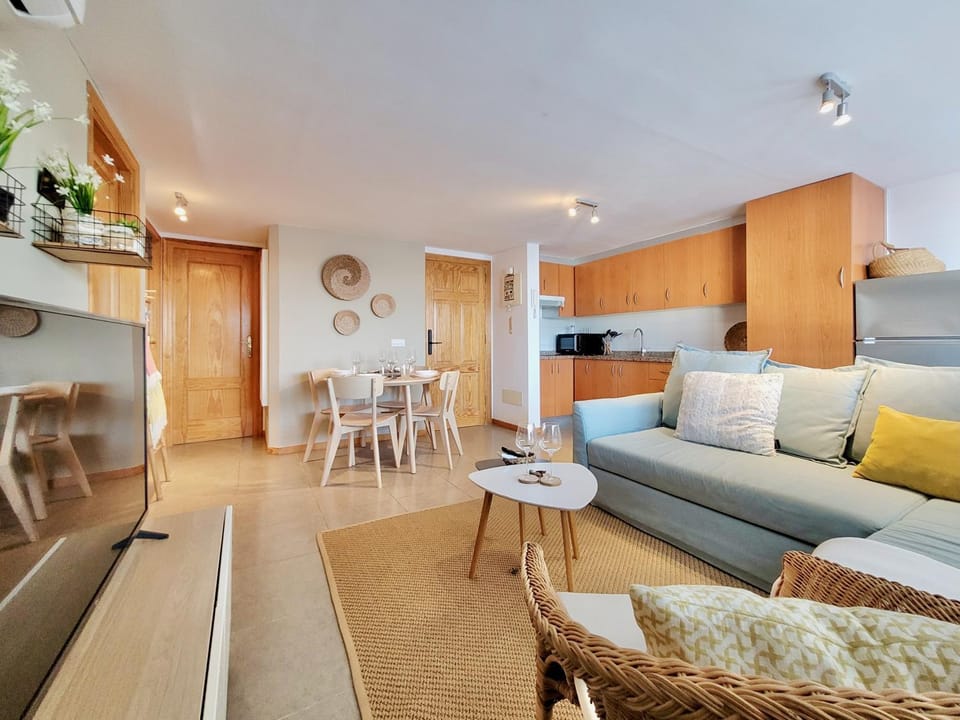 TV and multimedia, Kitchen or kitchenette, Living room, Photo of the whole room, Dining area