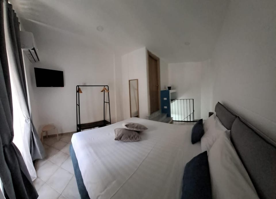Bed, TV and multimedia, Bedroom, air conditioner, air conditioner
