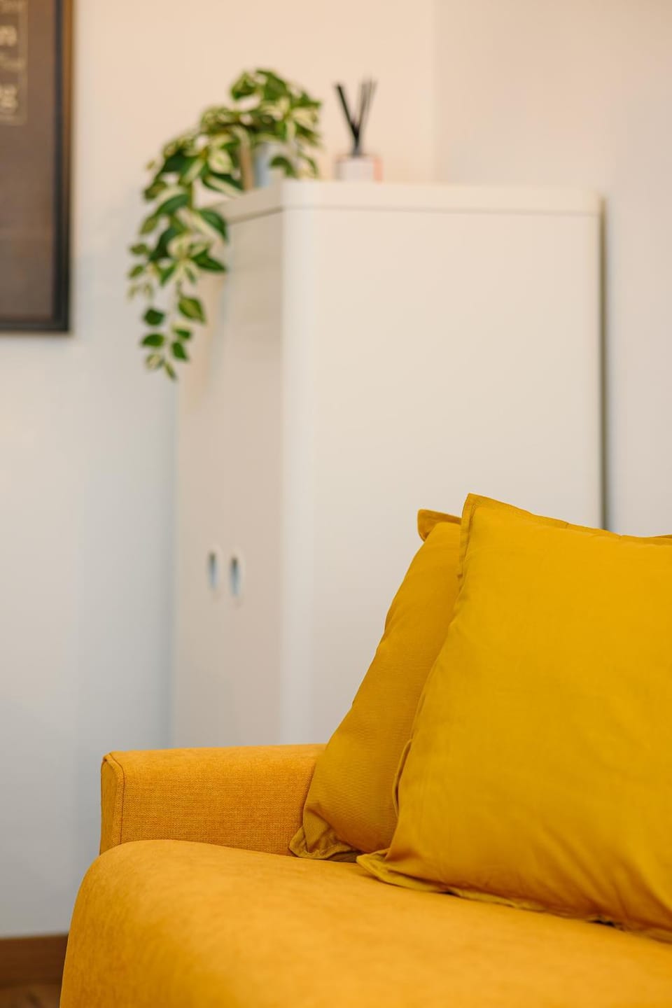Bed, Living room, Decorative detail