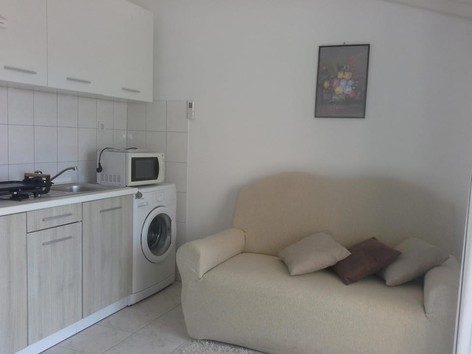 Kitchen or kitchenette, Seating area, Dining area, washing machine