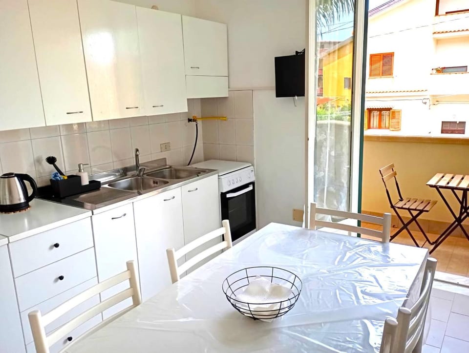 Kitchen or kitchenette, kitchen