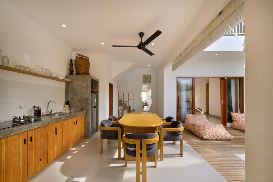 Kitchen or kitchenette, Living room, Seating area, Dining area, fireplace