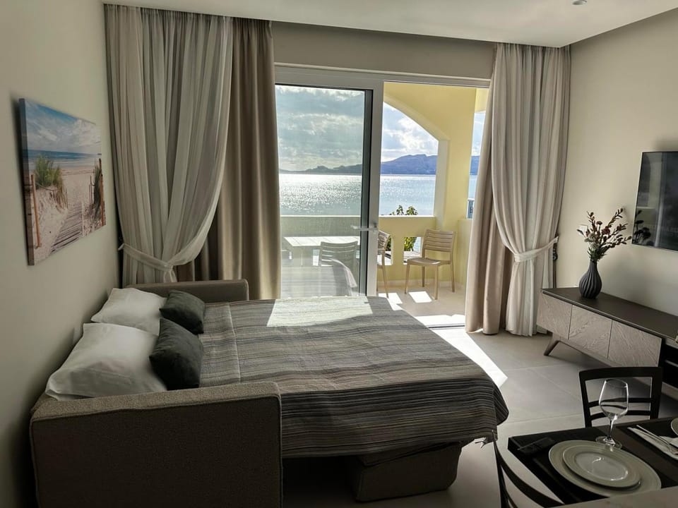 Bed, TV and multimedia, Sea view