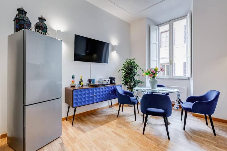 TV and multimedia, Kitchen or kitchenette, Living room, Seating area, Dining area