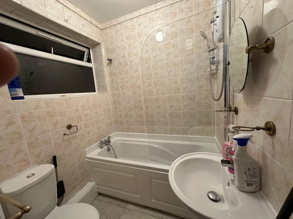 Luxury Private 2nd Studio Flat With Great Views in Keedonwood Road With Fully Own Bathroom Newly Added And Private Kitchenette Apartment in Bromley