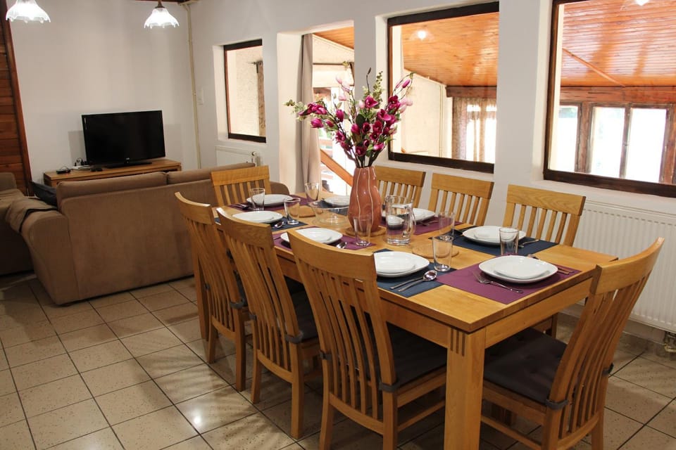 Communal lounge/ TV room, TV and multimedia, Dining area