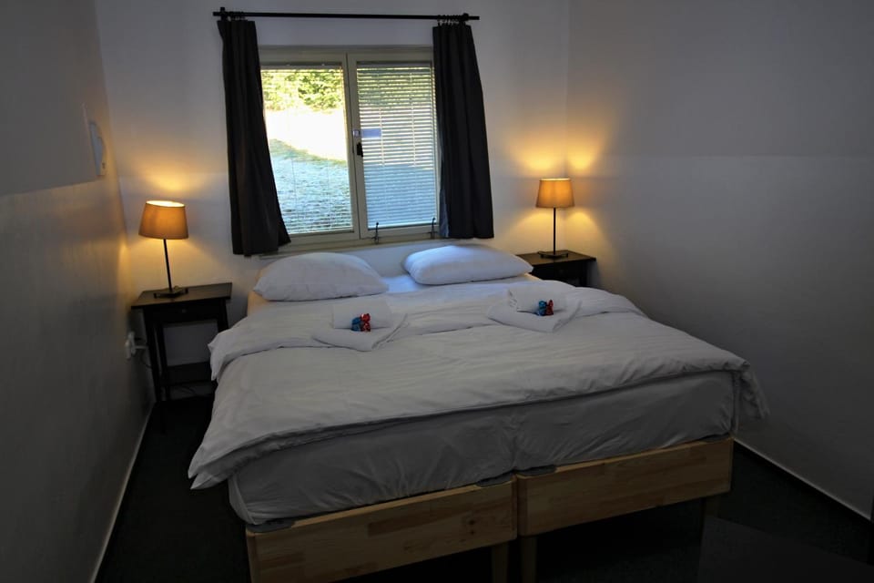 Bed, Bedroom, towels