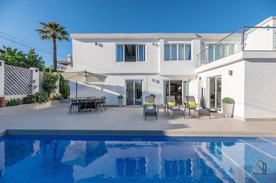 Property building, Swimming pool, sunbed