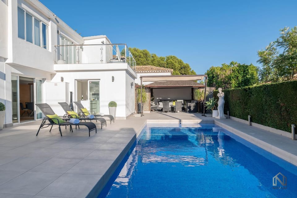 Property building, Swimming pool, sunbed