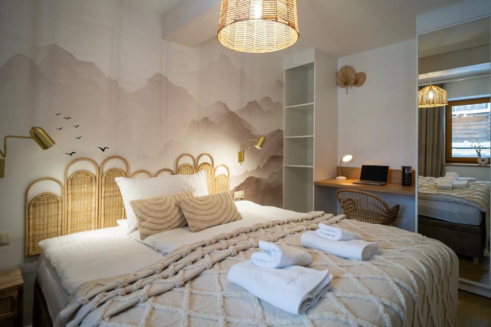 Bed, Bedroom, towels