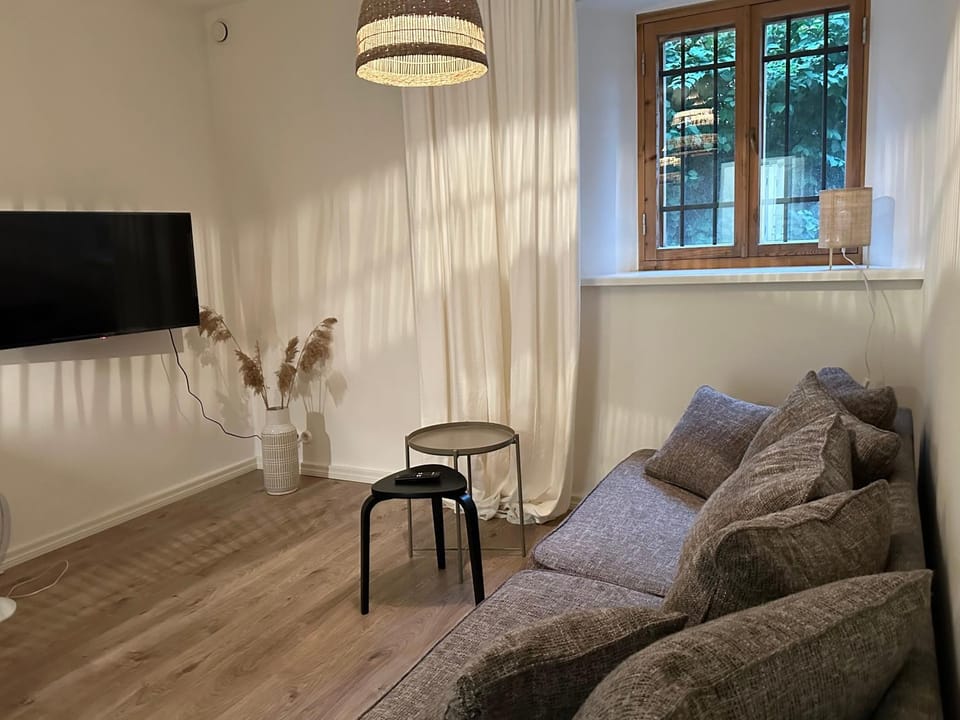 TV and multimedia, Living room, Seating area, Evening entertainment