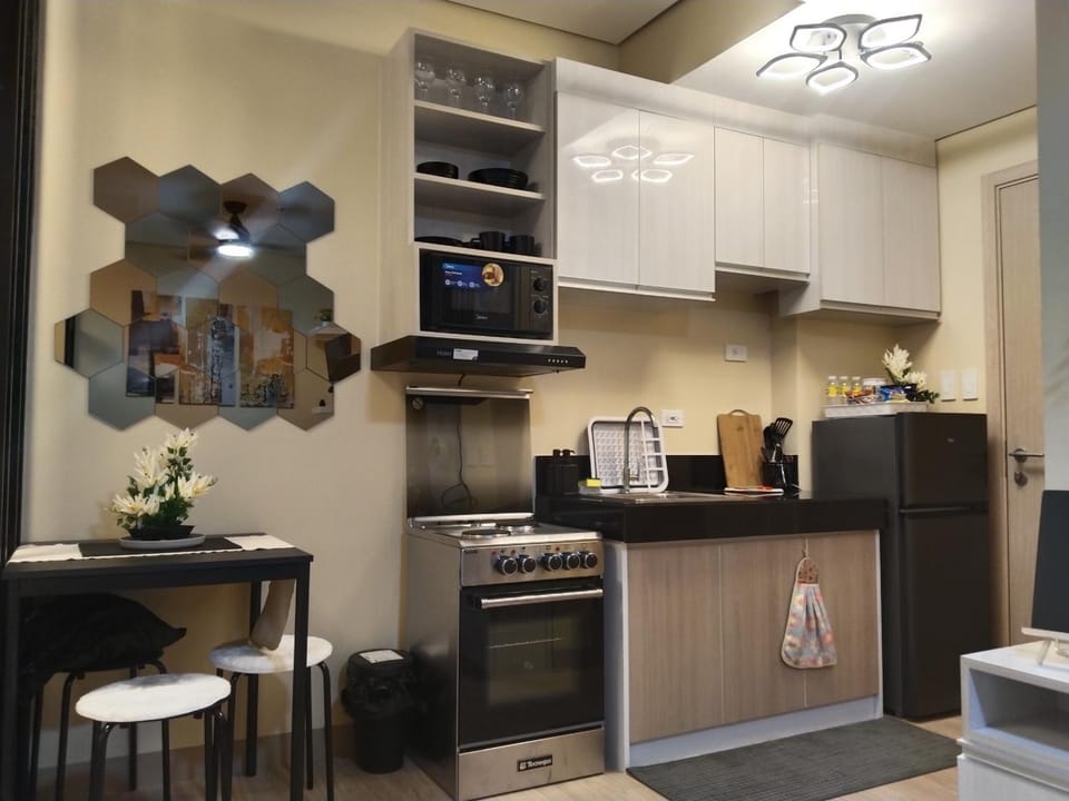 Kitchen or kitchenette, Dining area, minibar, pet friendly, stove