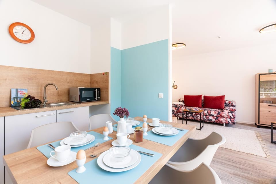 Kitchen or kitchenette, Living room, Seating area, Dining area