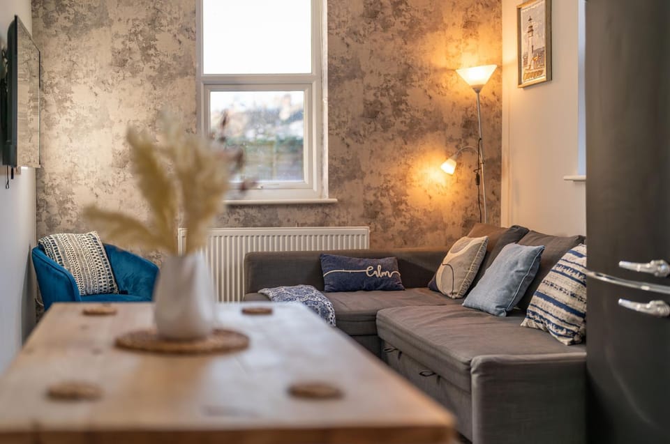 Living room, Seating area, Dining area, internet