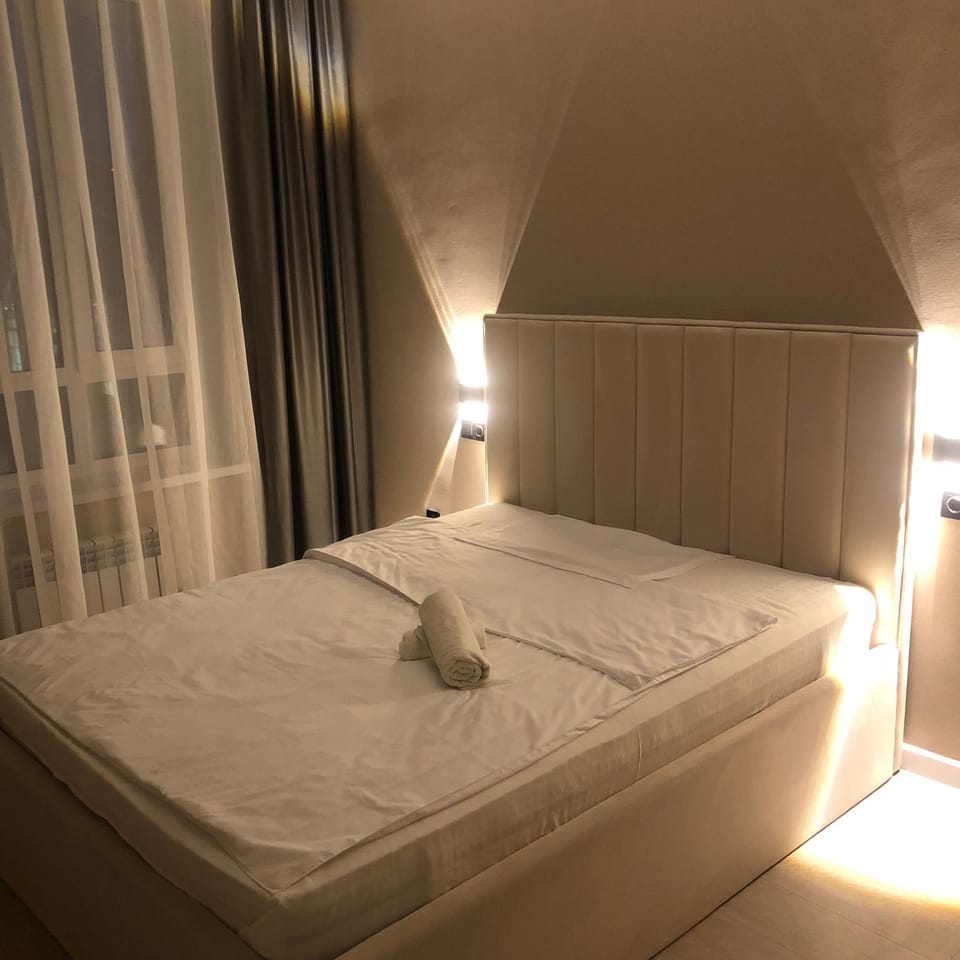 Bed, towels