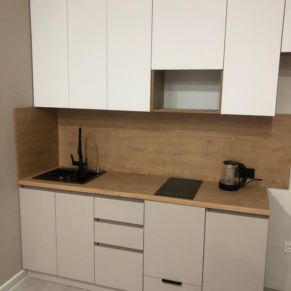 Kitchen or kitchenette, minibar, stove