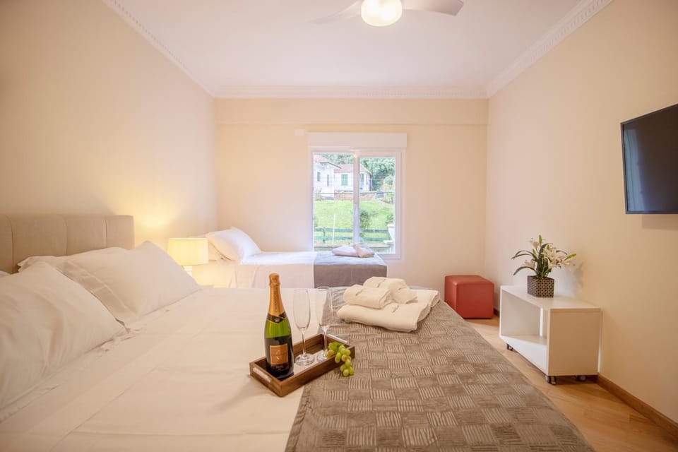 Bed, TV and multimedia, Bedroom, towels